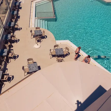 Chrispy Resort, 아파트호텔